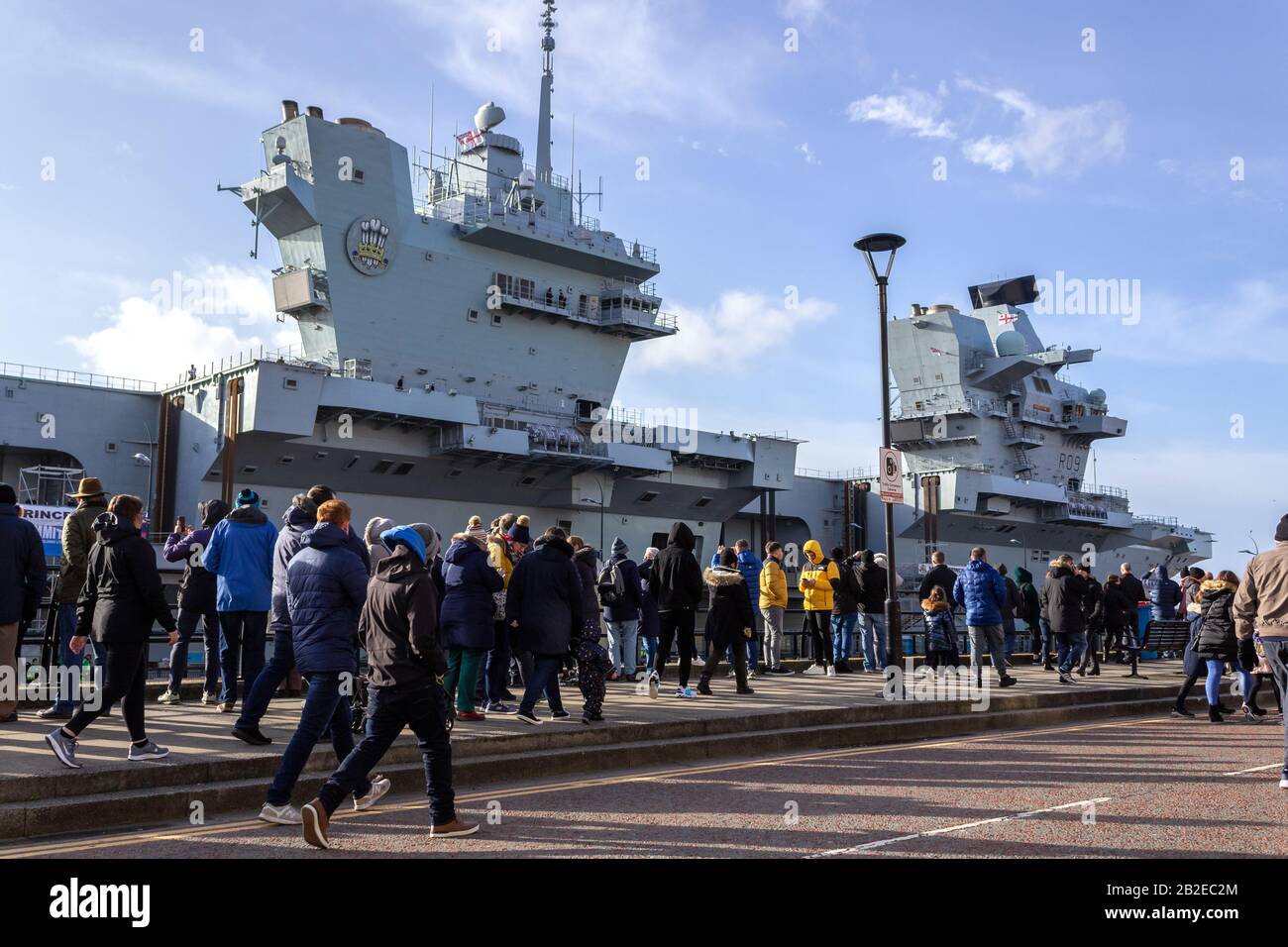 Multitudes viendo el portaaviones HMS Prince of Wales en Princes Dock, Liverpool Foto de stock
