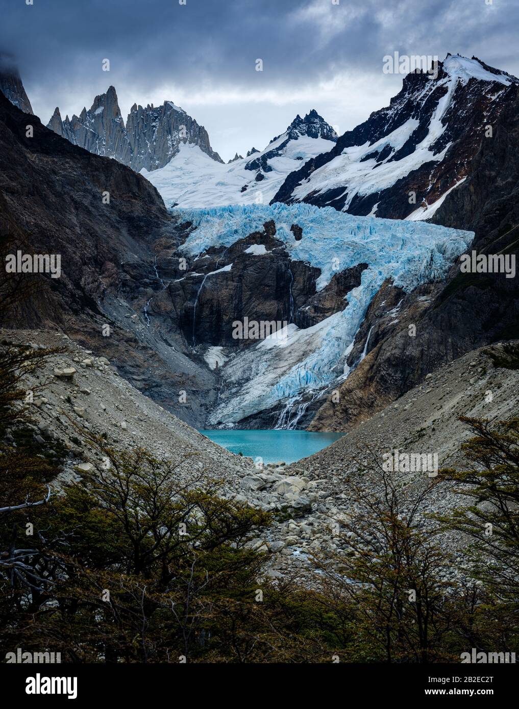 PARQUE Nacional LOS GLACIARES, ARGENTINA - ALREDEDOR DE FEBRERO 2019: Montañas y Glaciar Piedras Blancas cerca de el Chalten en el Parque Nacional los Glaciares Foto de stock