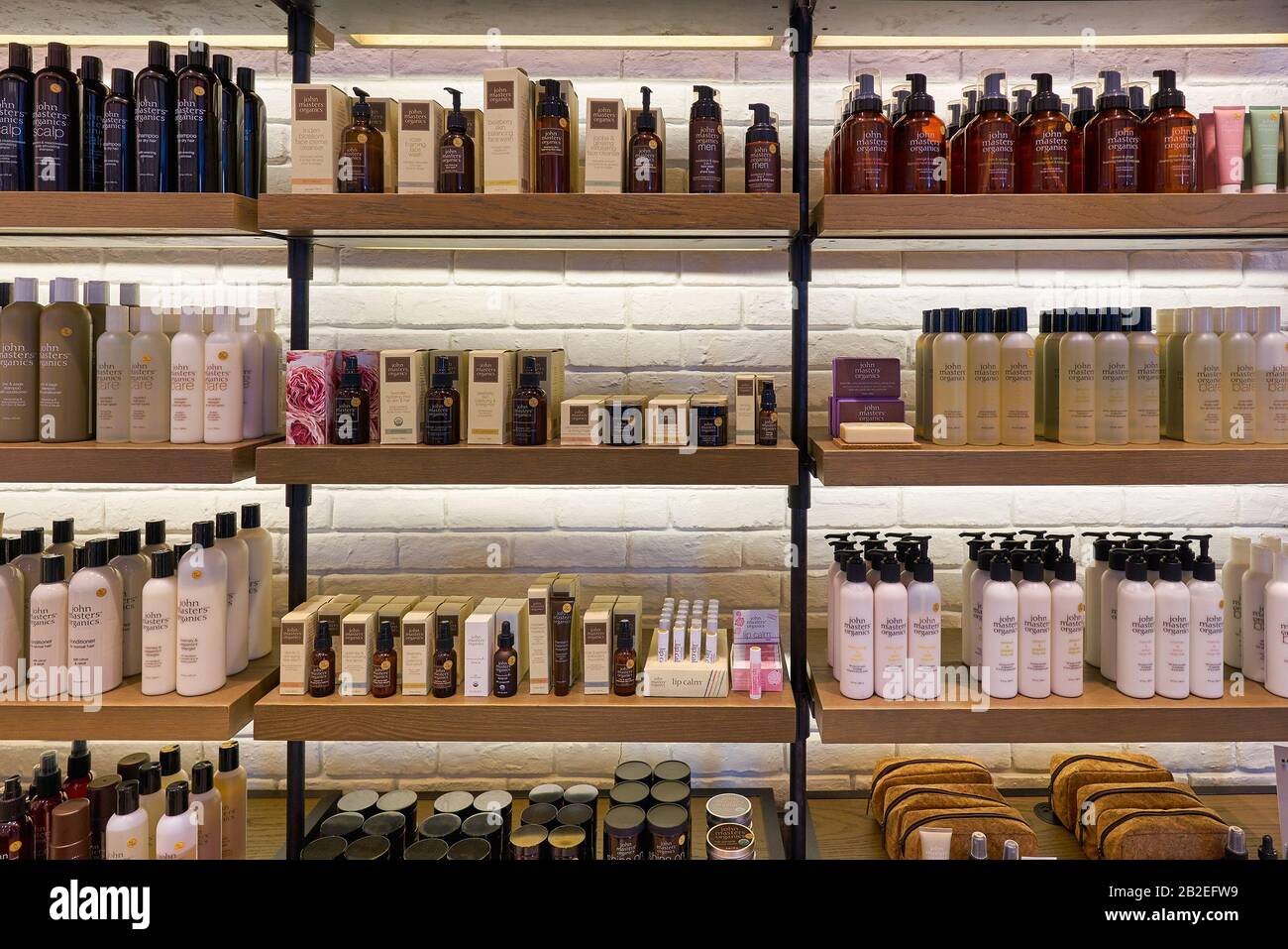 https://c8.alamy.com/compes/2b2efw9/hong-kong-china-22-de-enero-de-2019-productos-de-belleza-en-exhibicion-en-la-tienda-john-masters-organics-en-el-centro-comercial-ifc-en-hong-kong-2b2efw9.jpg