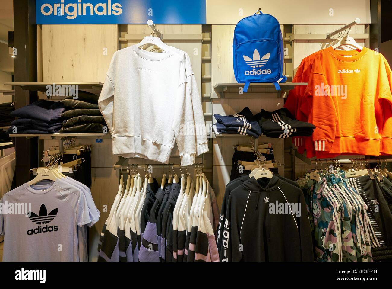 Ropa Adidas En Exhibición Fotos e Imágenes de stock - Alamy