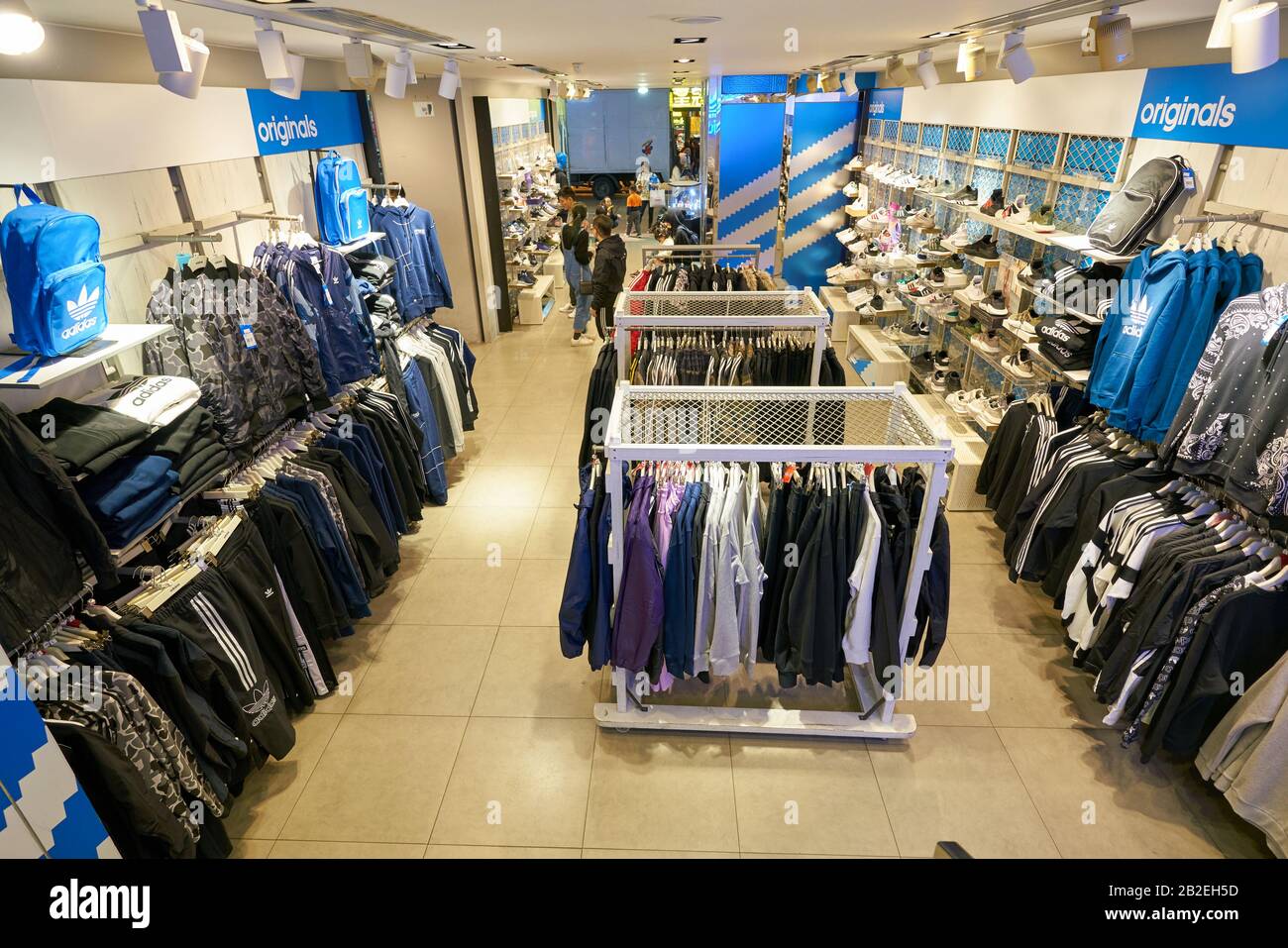 Ropa Adidas En Exhibición Fotos e Imágenes de stock - Alamy