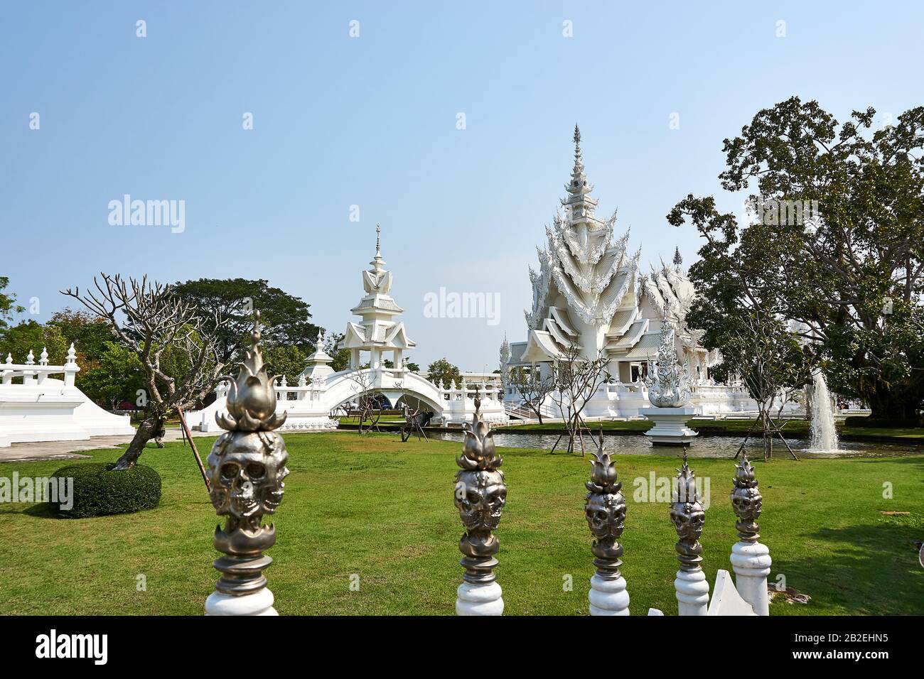 Chiang Rai, Tailandia - Febrero.10.2020: Templo blanco Rong Khun templo con cerca de cráneo en primer plano, provincia de Chiang Rai, al norte de Tailandia Foto de stock