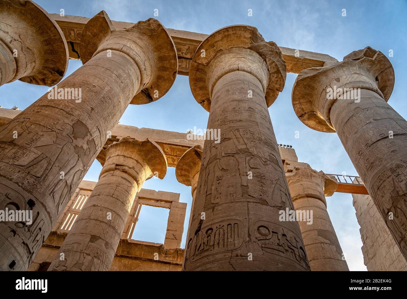Vista vertical de los antiguos pilares en el Complejo del Templo de Karnak, Luxor, Egipto Foto de stock