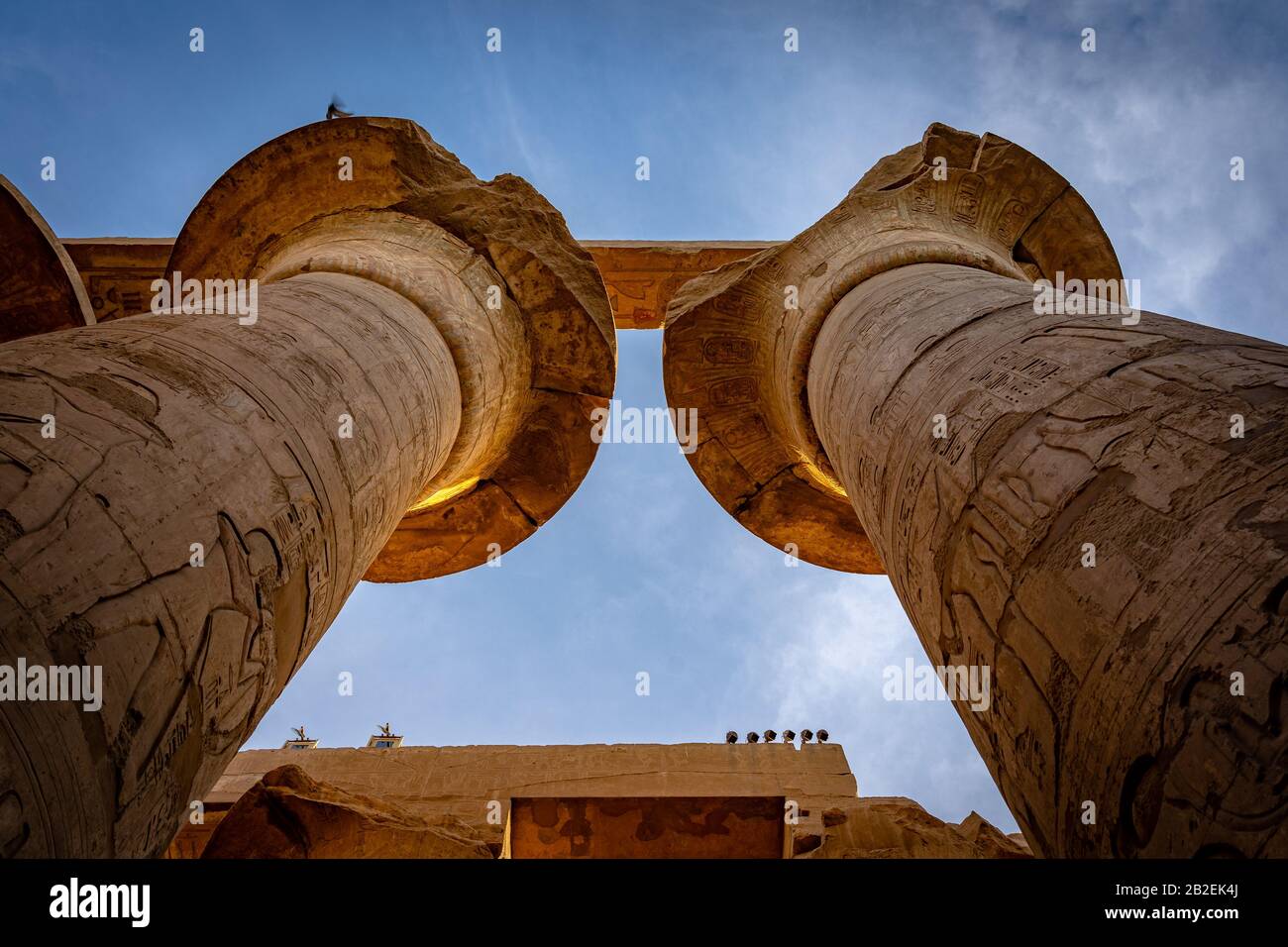 Vista vertical de los antiguos pilares en el Complejo del Templo de Karnak, Luxor, Egipto Foto de stock