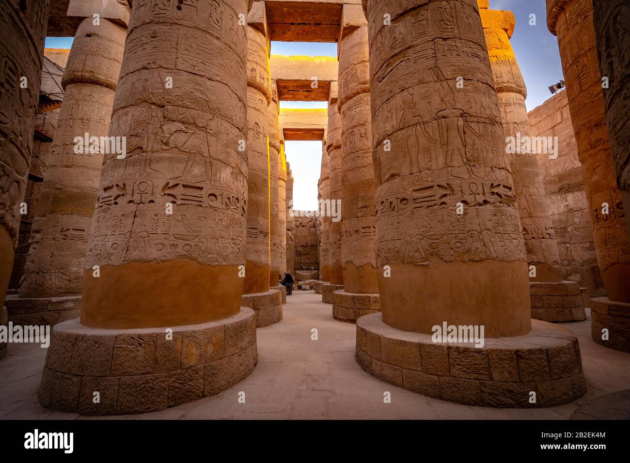 Antiguos pilares cubiertos en dibujos en el Complejo del Templo de Karnak, Luxor, Egipto Foto de stock