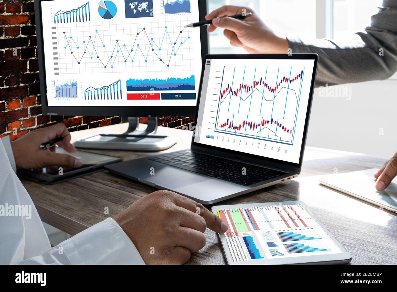 Trabajar duro análisis de datos informaciones estadísticas Business Technology Foto de stock