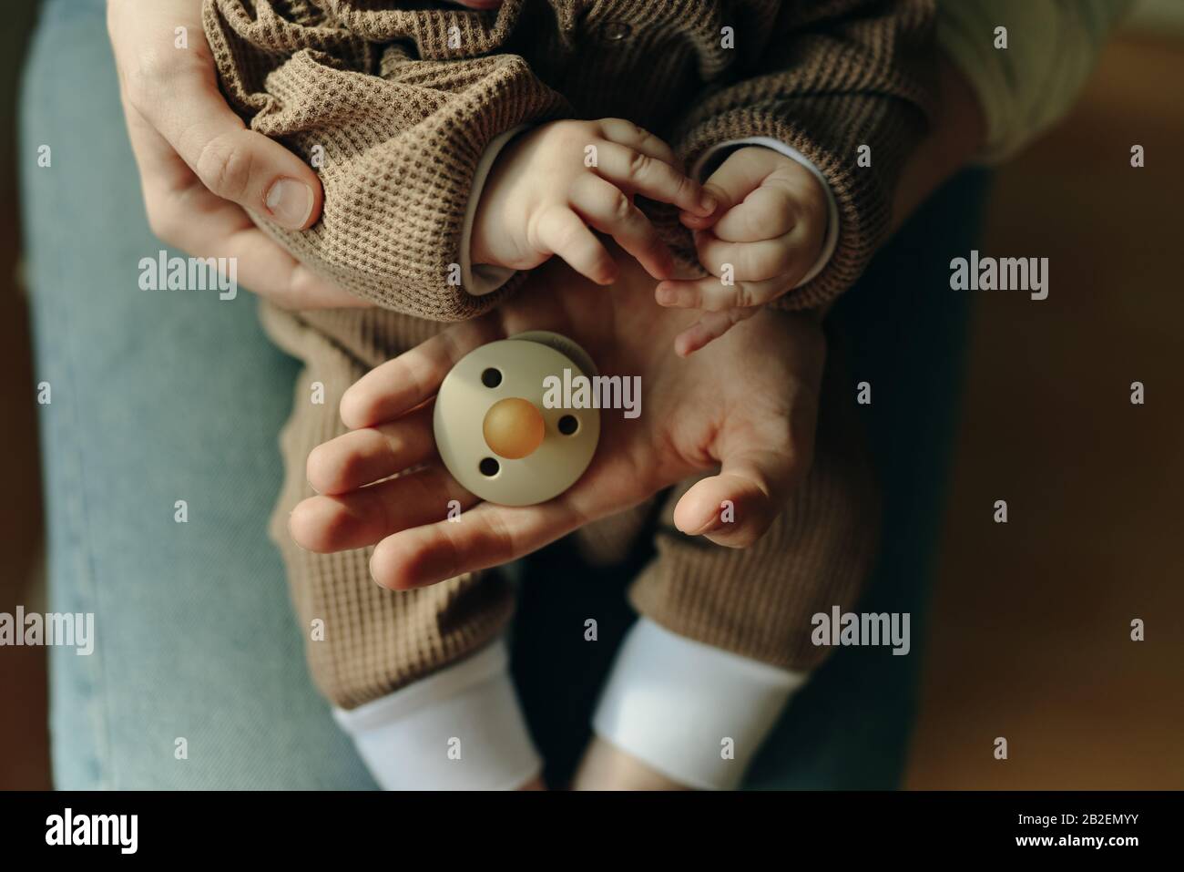 Padre Sosteniendo A Su Bebe Recien Nacido En Sus Brazos Fotos E Imagenes De Stock Alamy Padre Sosteniendo A Su Bebe Recien Nacido En Sus Brazos Fotos E Imagenes De Stock Alamy