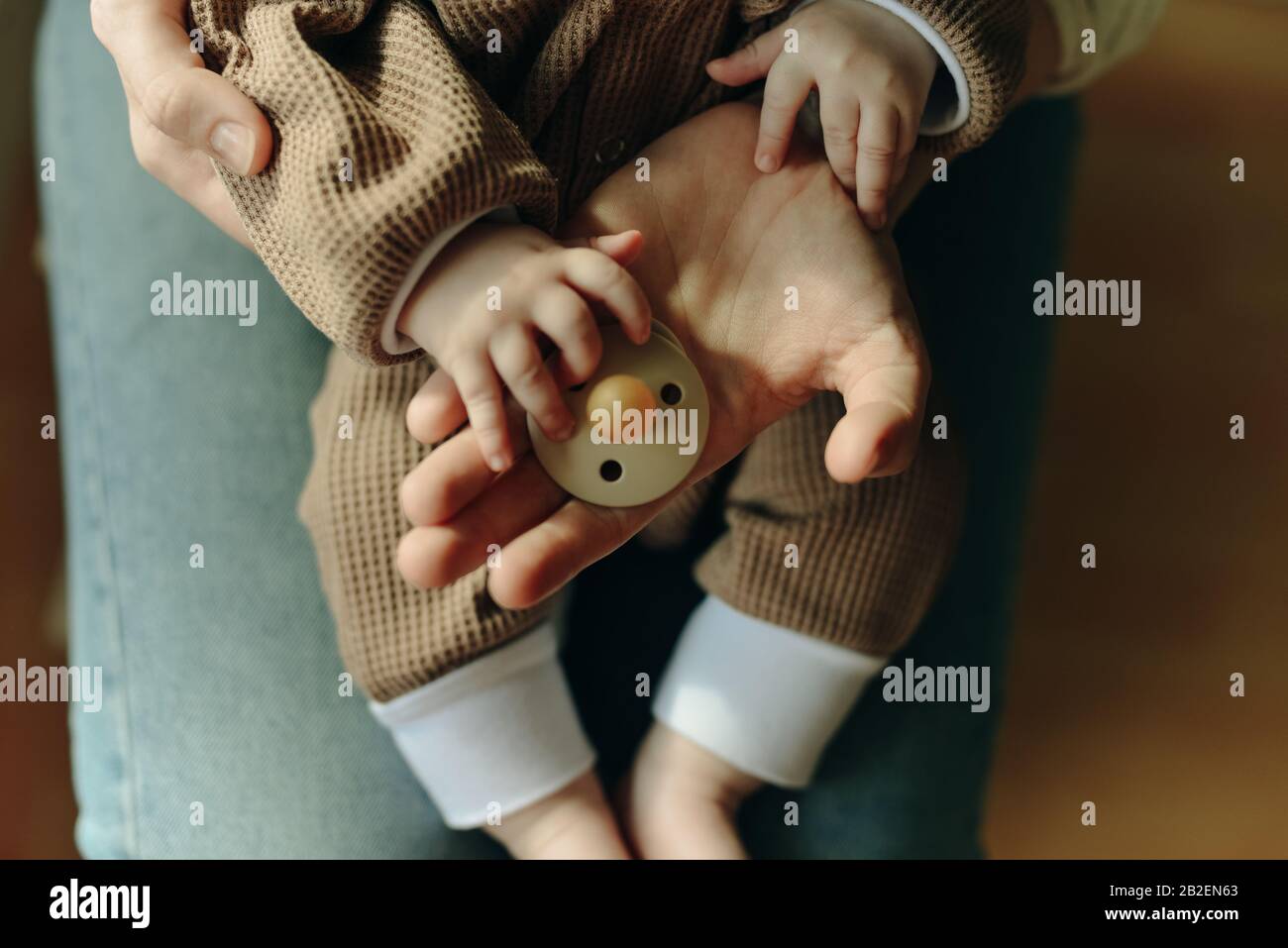 Padre Sosteniendo A Su Bebe Recien Nacido En Sus Brazos Fotos E Imagenes De Stock Alamy Padre Sosteniendo A Su Bebe Recien Nacido En Sus Brazos Fotos E Imagenes De Stock Alamy