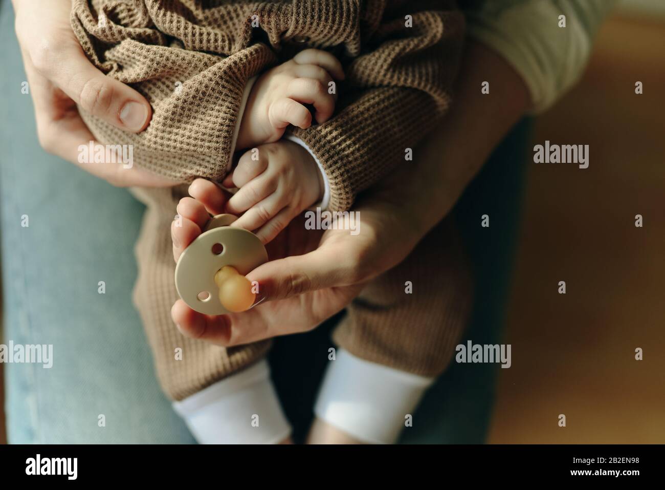 Padre Sosteniendo A Su Bebe Recien Nacido En Sus Brazos Fotos E Imagenes De Stock Alamy Padre Sosteniendo A Su Bebe Recien Nacido En Sus Brazos Fotos E Imagenes De Stock Alamy