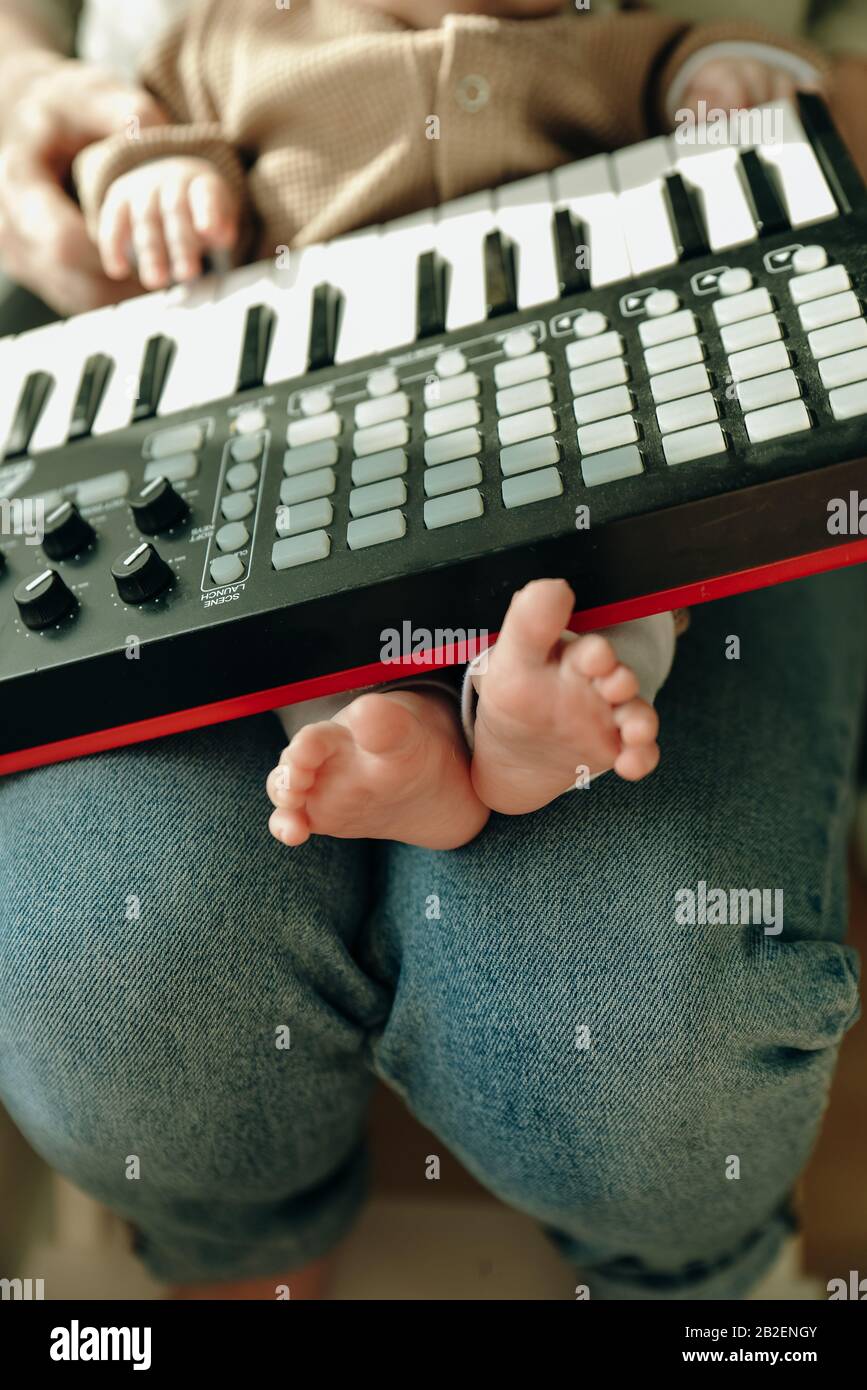 Pies Y Piano De Bebe Concepto Musical De Bebe Fotografia De Stock Alamy