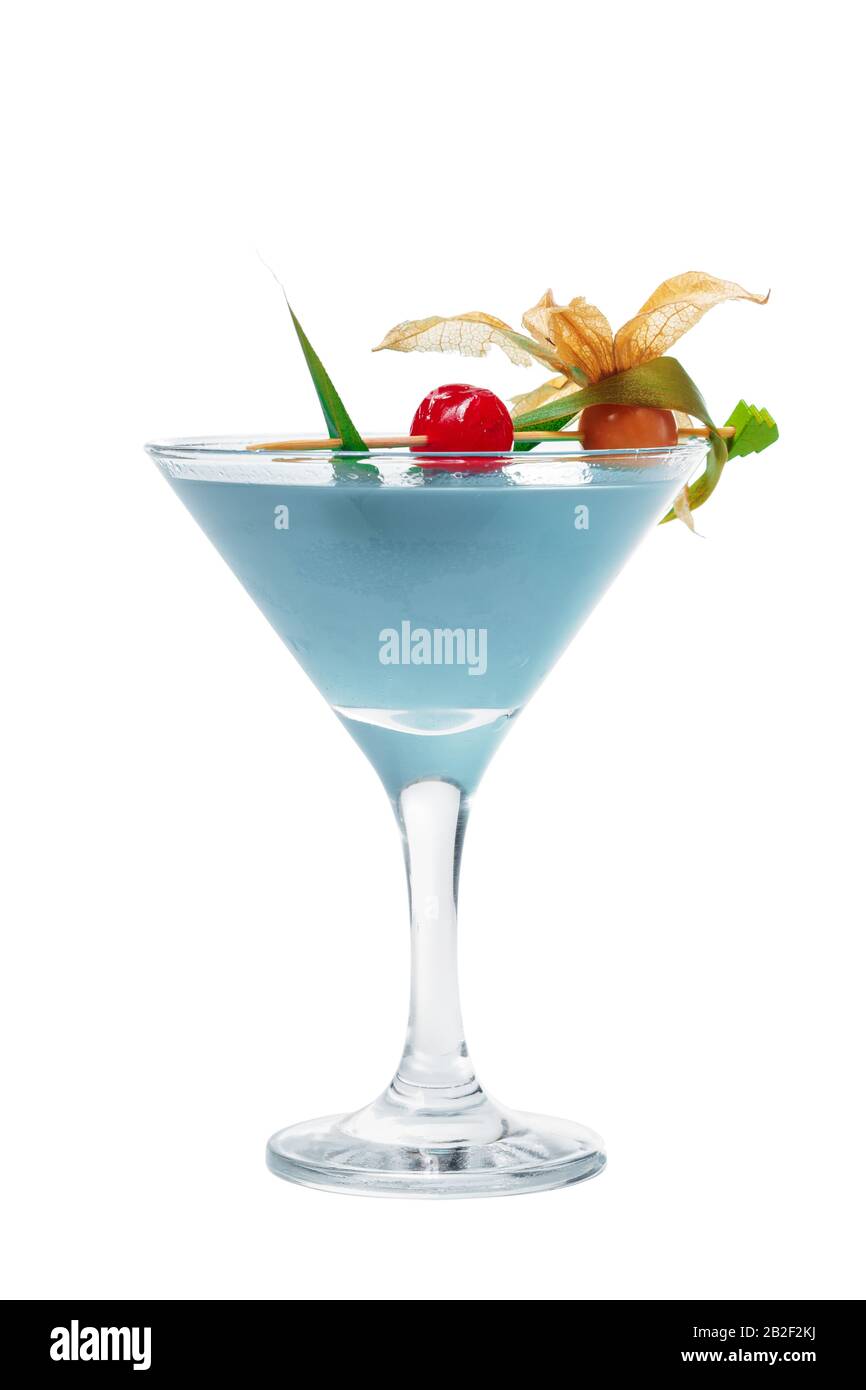 Copa de cocktail fresco sobre fondo blanco. Foto de stock