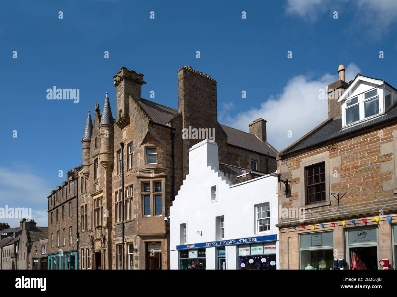 Kirkwall, Orkney, Scoland, palacios medievales y casa en el paseo marítimo Foto de stock