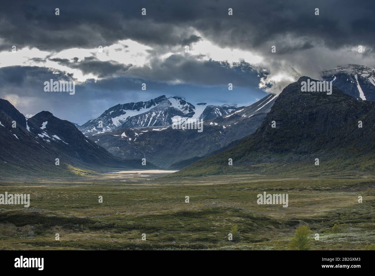 Nubes pesadas que llegan sobre las montañas noruegas Foto de stock