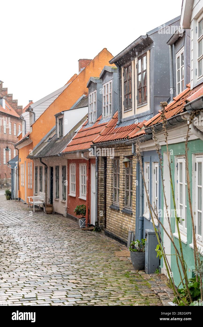 Bonitas y coloridas casas de campo en Aalborg, Dinamarca, en un día nevado de invierno. Foto de stock