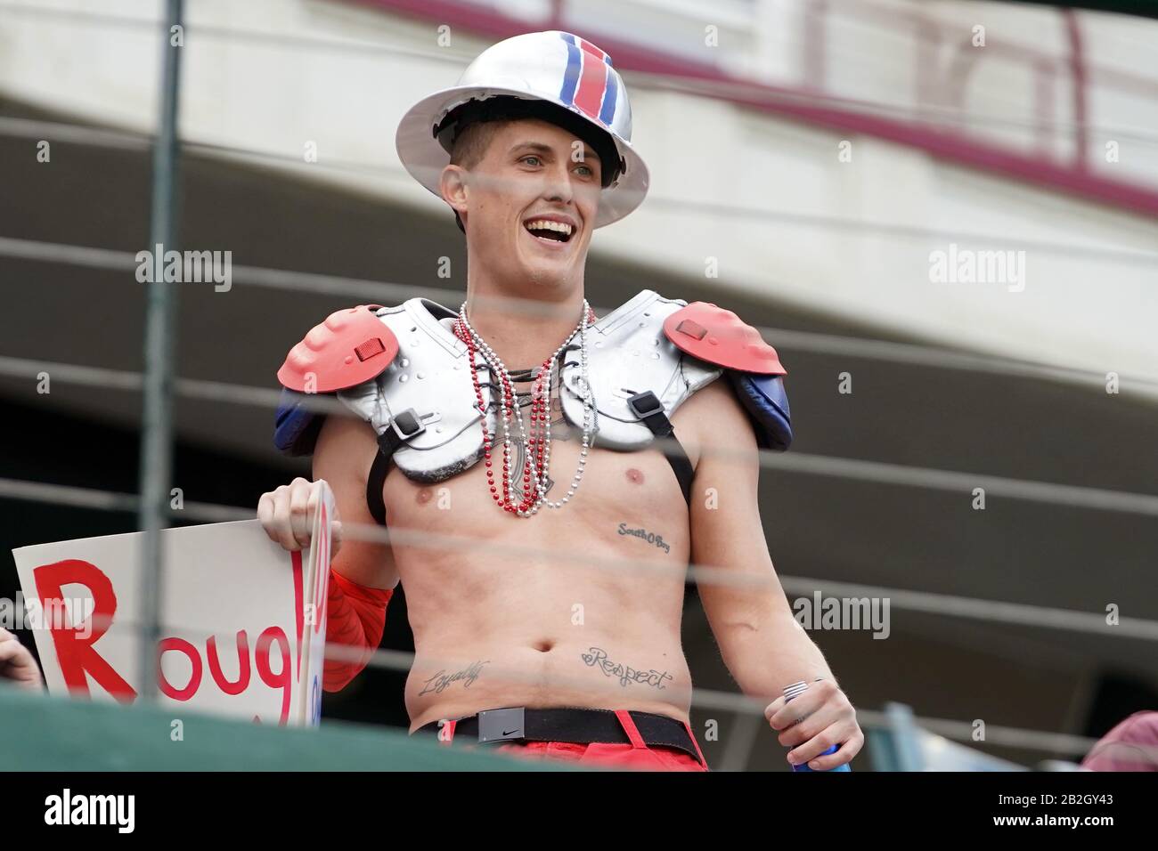 Houston Roughnecks fan mostrando el espíritu de equipo un partido de fútbol XFL, domingo 1 de marzo de 2020, en Arlington, Texas, EE.UU. (Foto de IOS/Espa-Images) Foto de stock