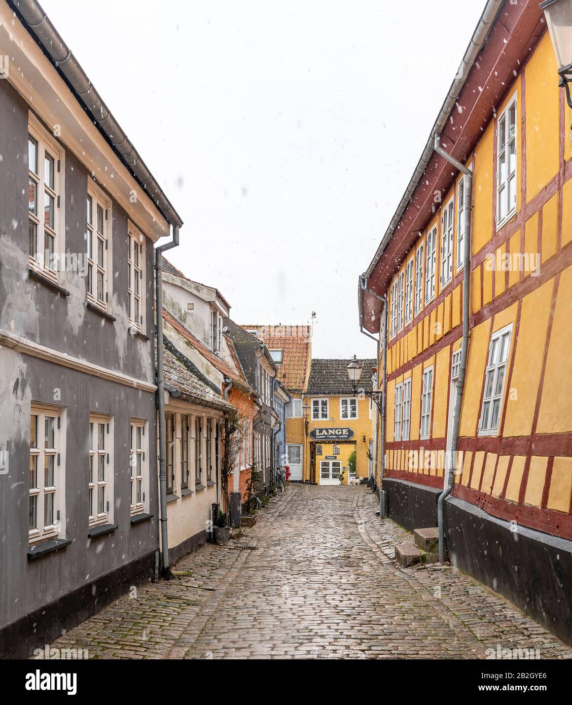 Bonitas y coloridas casas de campo en Aalborg, Dinamarca, en un día nevado de invierno. Foto de stock