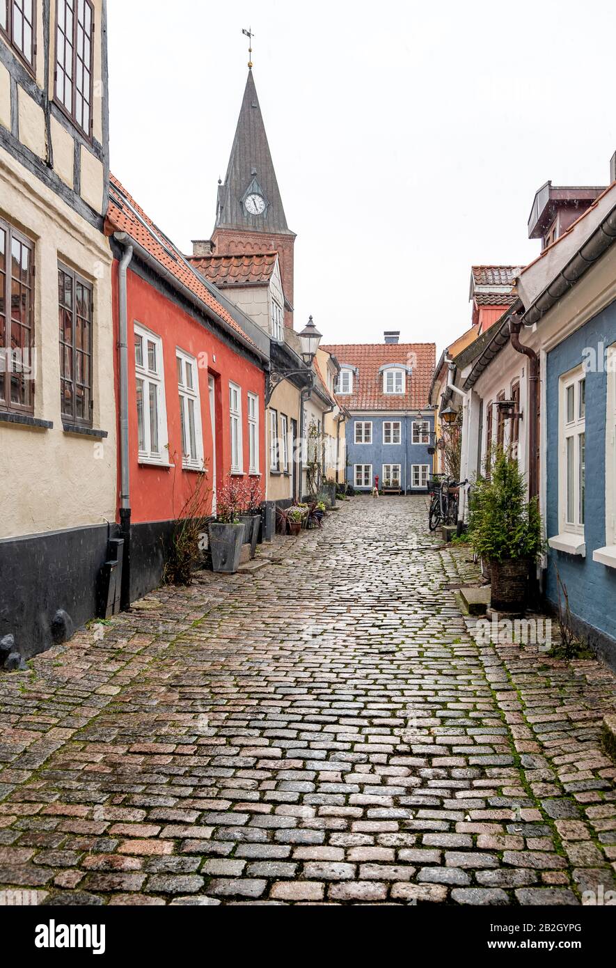 Bonitas y coloridas casas de campo en Aalborg, Dinamarca, en un día nevado de invierno. Foto de stock