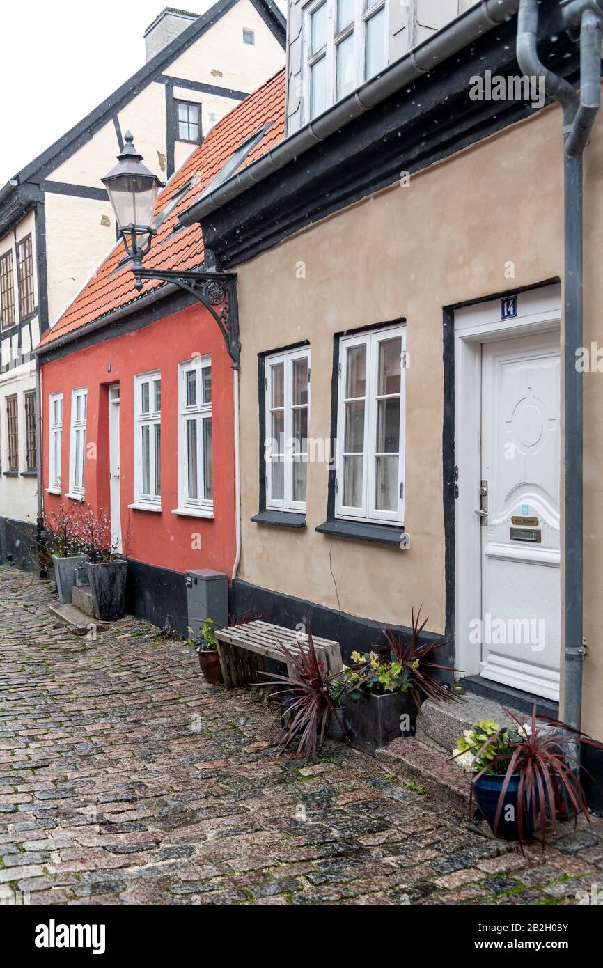 Bonitas y coloridas casas de campo en Aalborg, Dinamarca, en un día nevado de invierno. Foto de stock