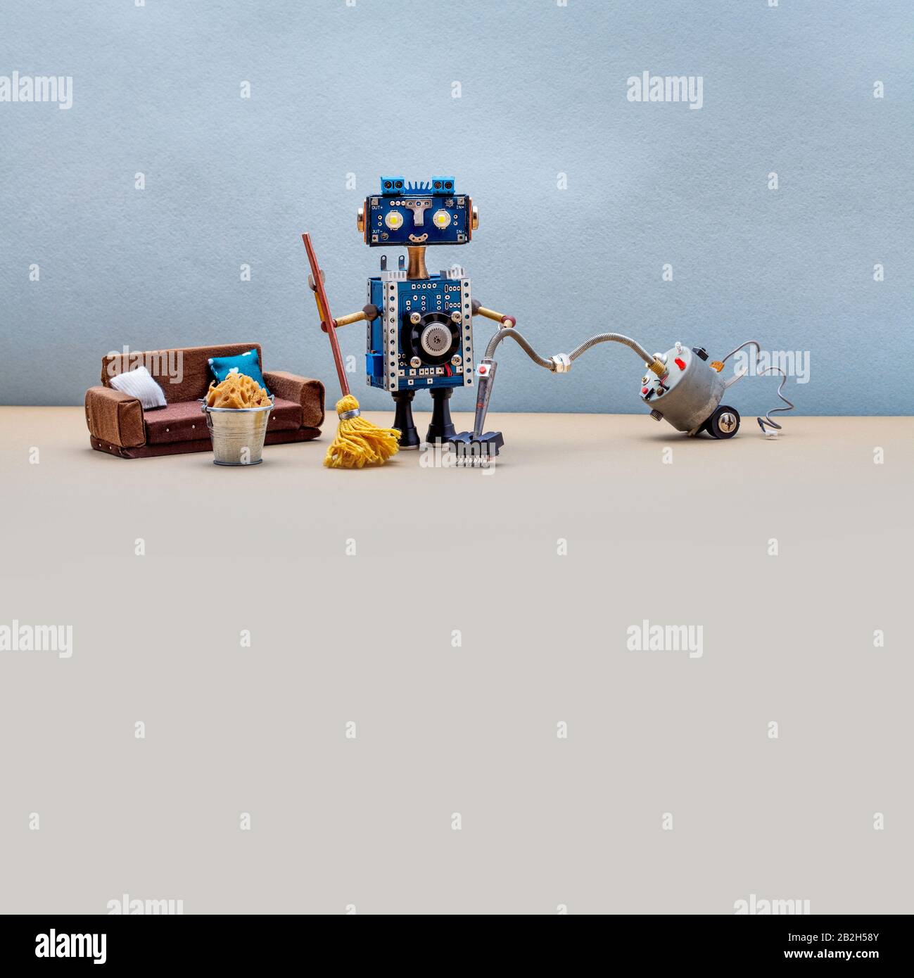 Concepto de servicio de limpieza robótica doméstica. Robot de cuerpo de  cabeza azul con aspiradora, cubo, trapo y fregona. Tecnología para el hogar  inteligente. Espacio de copia Fotografía de stock - Alamy