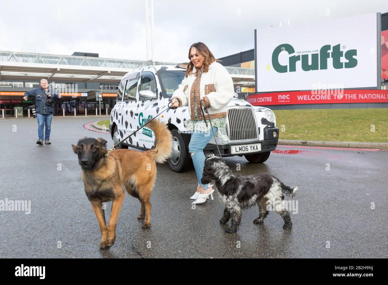 Birmingham NEC, Reino Unido. 3 de marzo de 2020. Scarlett Moffatt, estrella de Goggebox y soy una celebridad, llega con estilo en un taxi temático Dalmation en Crufts 2020, NEC Birmingham, para comenzar los preparativos para el nuevo Crufts Extra Youtube show. Crufts 2020 funciona del 5 al 8 de marzo. Crédito: Peter Lopeman/Alamy Live News Foto de stock