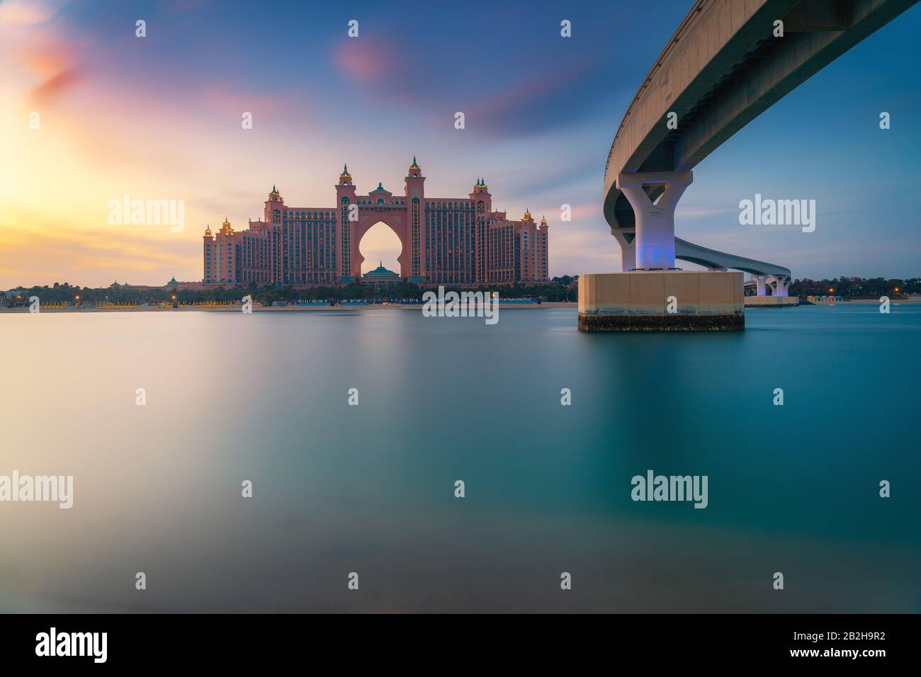 Vista increíble del Atlantis Resort, el Hotel & Theme Park en la Isla Palm Jumeirah, una vista desde Pointe Dubai, EAU. Inspiración para viajes de lujo. Foto de stock
