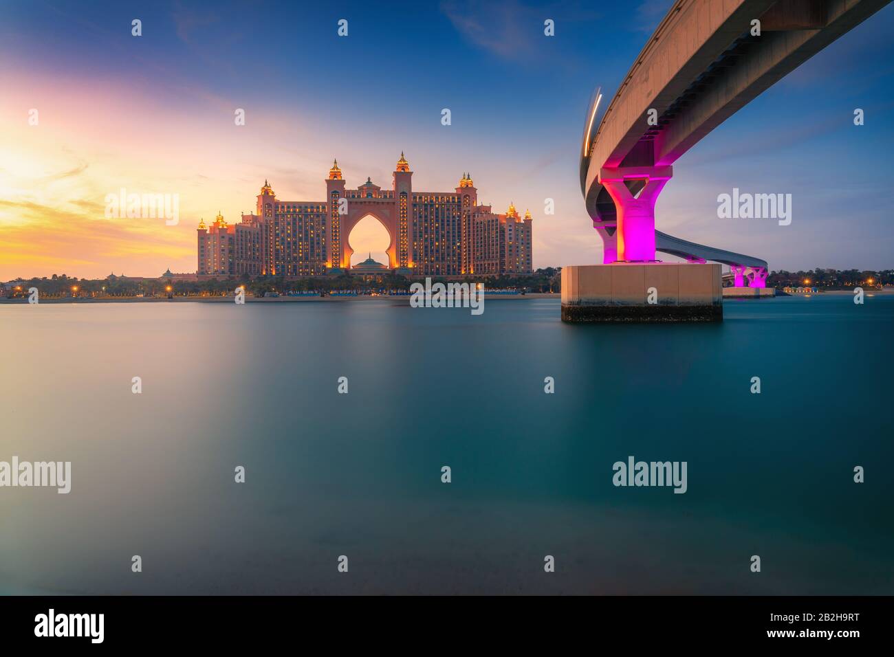 Vista increíble del Atlantis Resort, el Hotel & Theme Park en la Isla Palm Jumeirah, una vista desde Pointe Dubai, EAU. Inspiración para viajes de lujo. Foto de stock