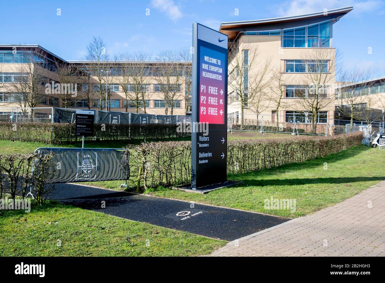 Asociar simbólico Imaginación Hilversum, Países Bajos. 3 de marzo de 2020. Hilversum, Sportpark,  03-03-2020, sede europea de Nike cerrada por contaminación de corona.  Exterior de la sede central europea de Nike. La oficina de la