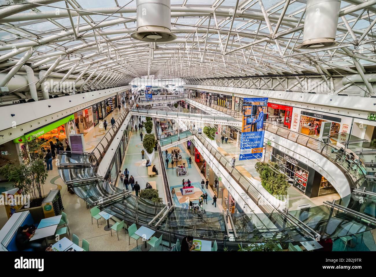 El centro comercial Vasco da gama es uno de los más grandes de Lisboa, con  una variedad de tiendas multinacionales, de Marca o de diseño que se  encuentran en un pozo Fotografía