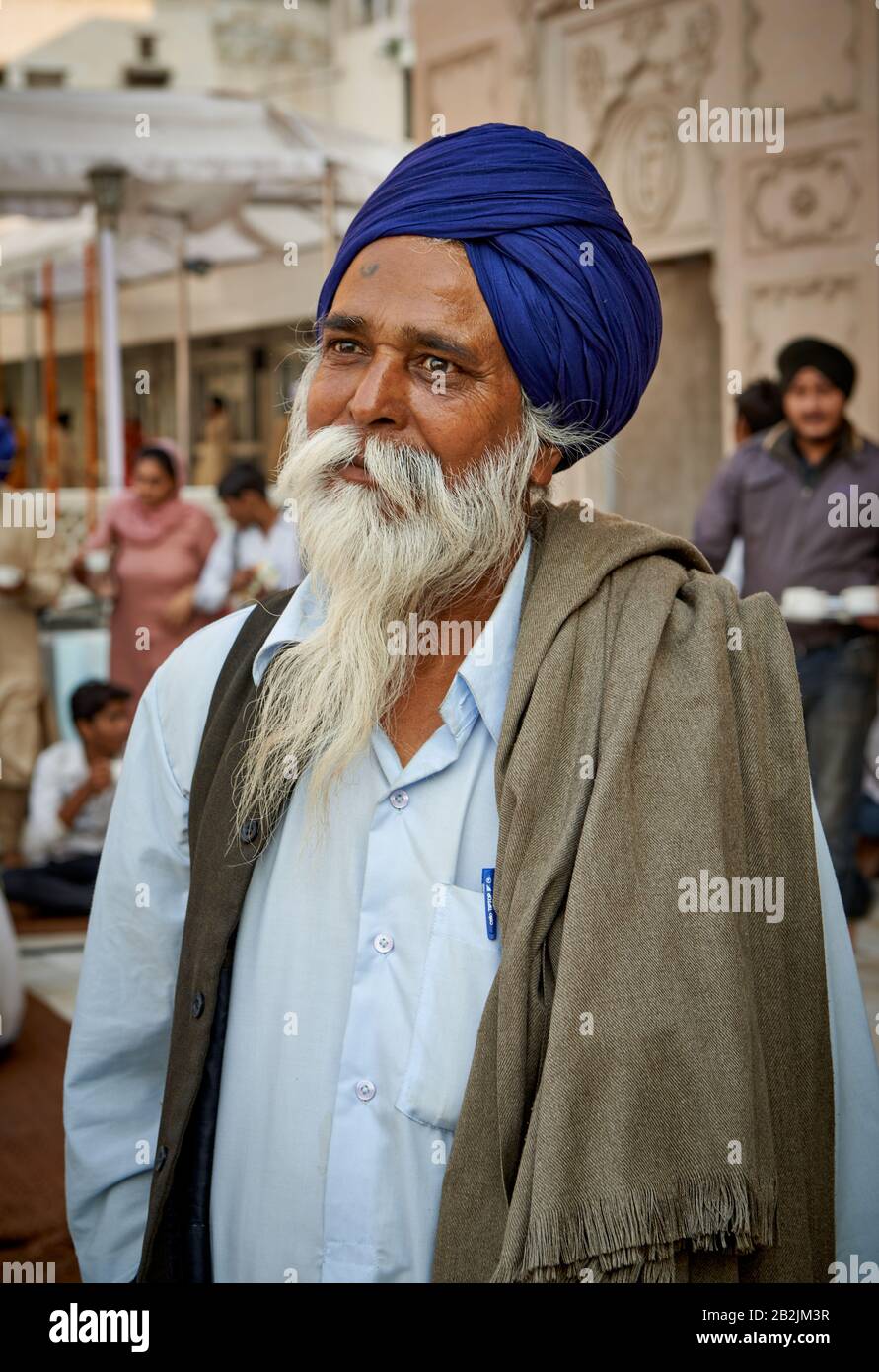 Hombre Sikh típico con turbante y barba en el templo Shish Ganj Gurudwara  Sikh en la Vieja Delhi, Delhi, India Fotografía de stock - Alamy