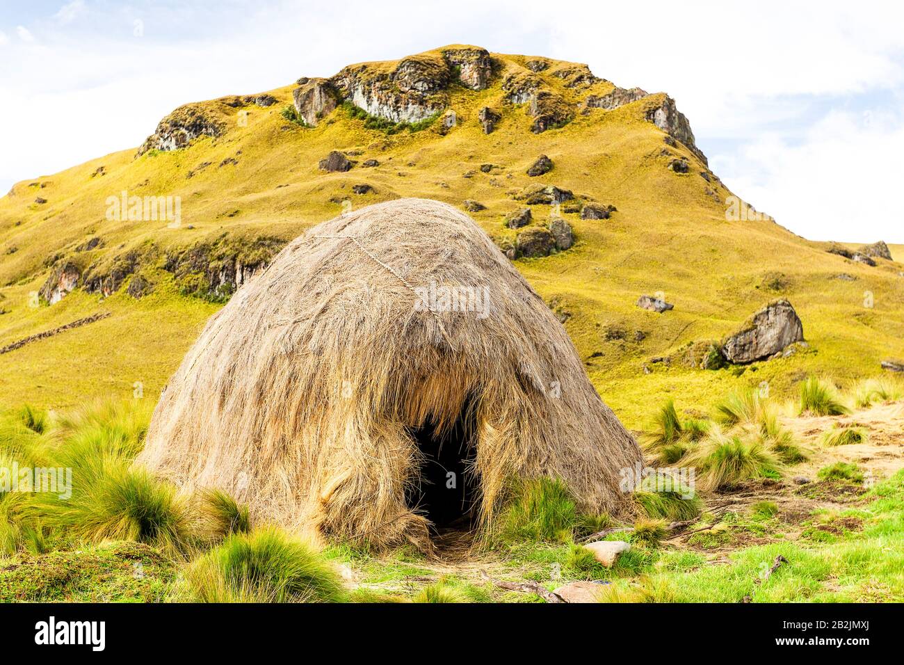 Simple Refugio De Paja Utilizado Por Los Pastores En Las Montañas De Los  Andes A Altitudes Muy Altas Fotografía de stock - Alamy