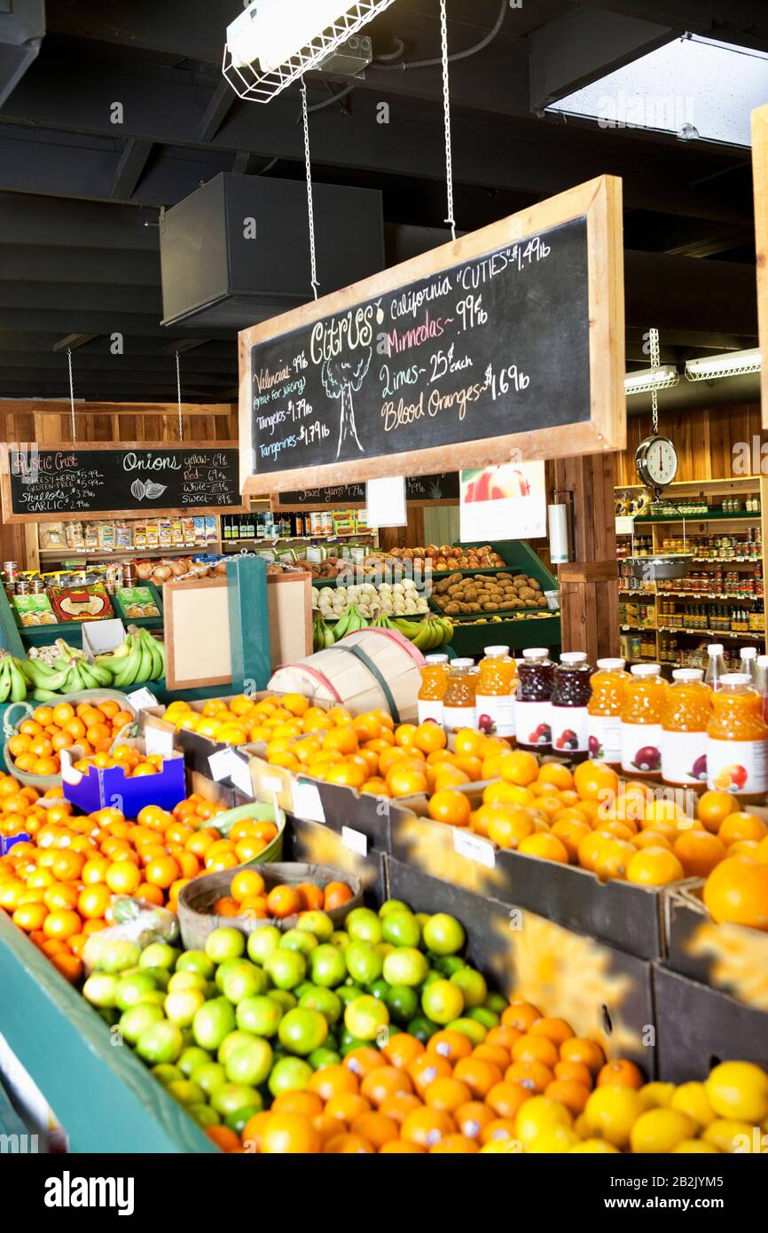 Pizarra en la tienda de frutas y verduras fotografías e imágenes de