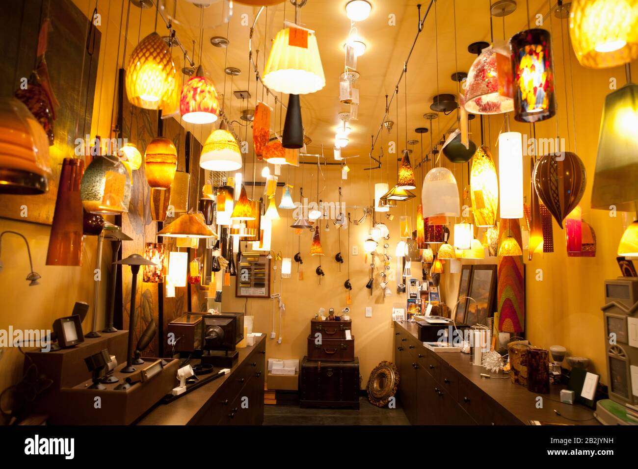 Gran grupo de accesorios de iluminación en la tienda Foto de stock