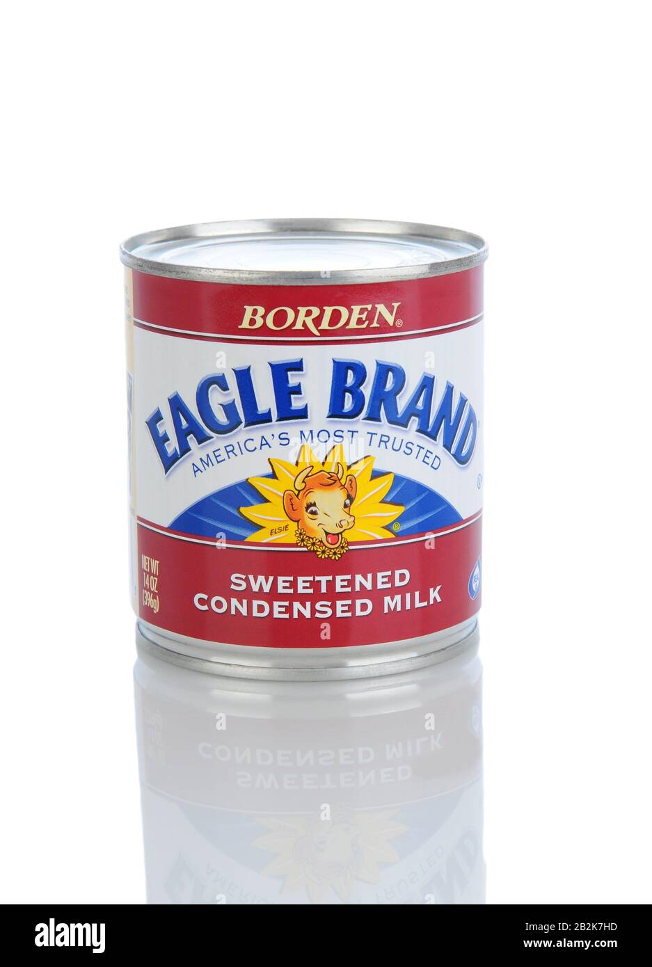 Irvine, CA - 11 de enero de 2013: Una lata de 14 onzas de leche condensada  Marca Borden Eagle. Borden comenzó a vender leche procesada a los  consumidores en 1875. J. M. Smu Fotografía de stock - Alamy