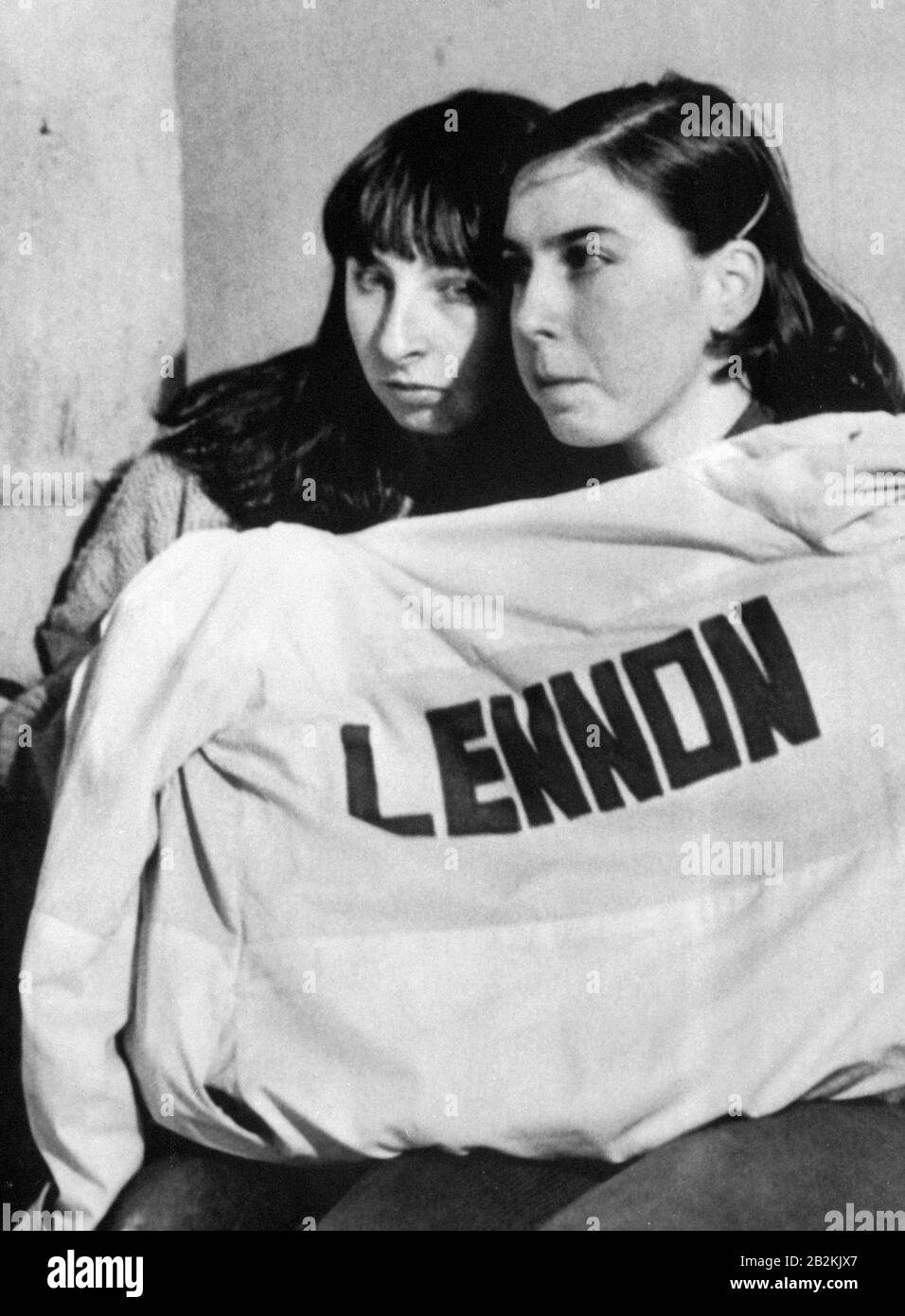 Dos fans de John Lennon se mantienen calientes en Liverpool durante un