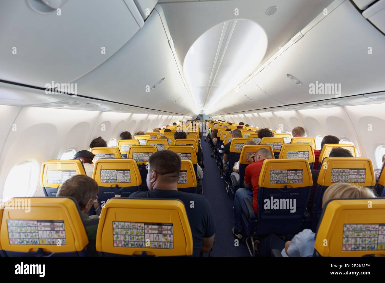 Pasajero en el avión de Ryanair compañía antes del despegue En el aeropuerto de Riga Foto de stock