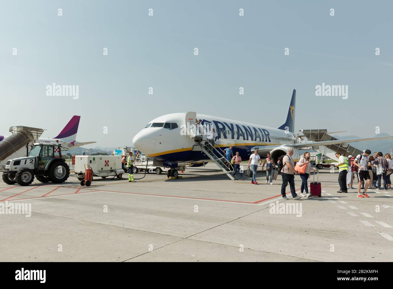 Los pasajeros desembarcaron del vuelo de Ryanair en el aeropuerto de Riga Foto de stock