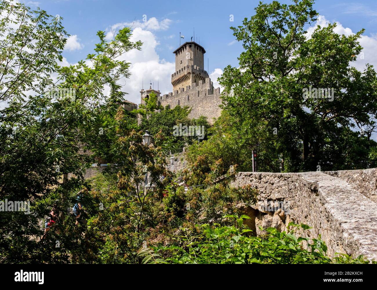Murallas de piedra fortificadas y torres de castillo a lo largo de las montañas de San Marino en el sur de Europa Foto de stock