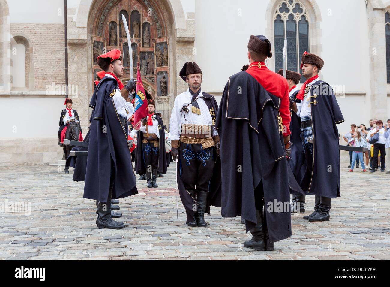 Ceremonia del Cambio de la Guardia Regimiento Cravat en la Plaza de San Marcos. Zagreb, Croacia Foto de stock