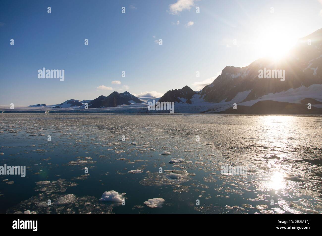 Hielo flotante en Spitsbergen, derritiendo glaciares Foto de stock