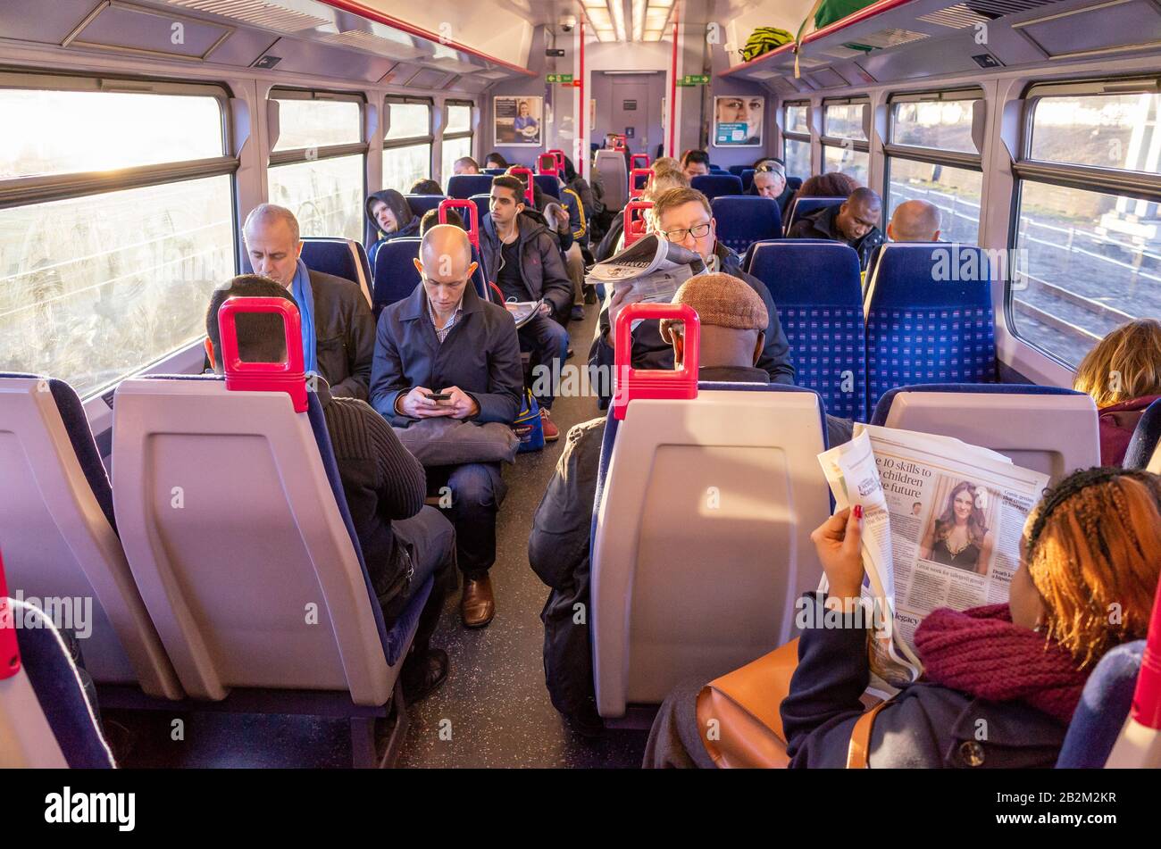 Pasajeros en un Primer tren Great Western desde Londres, Reino Unido Foto de stock