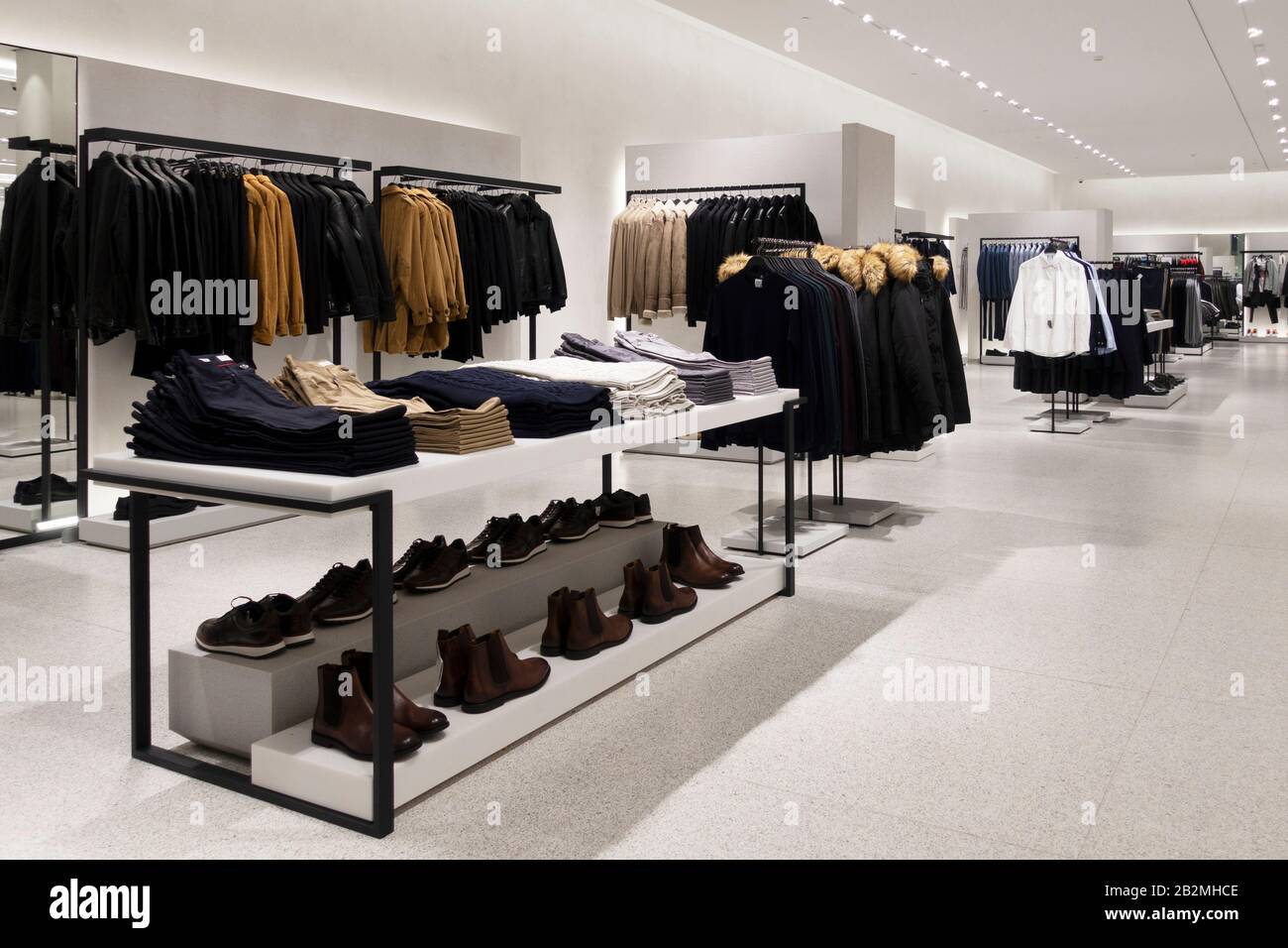 Moderno interior de Marca moda de la tienda de ropa masculina del centro comercial Fotografía de stock