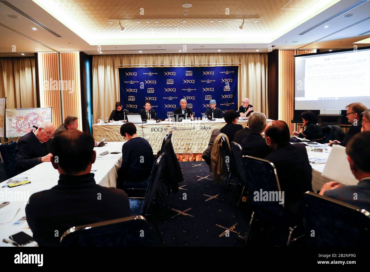 3 de marzo de 2020, Tokio, Japón: (L a R) Kazumasa Aoki Vicepresidente del Centro de Monitoreo De Radioactividad para ciudadanos, Nobuyoshi Ito de Iitate Village Resident y Jun Nakamura Co-Presidente del proyecto de Monitoreo de radiación Ambiental del Área de Fukuichi, hablan durante una conferencia de prensa en el Club de Corresponsales extranjeros de Japón. Llegaron al Club para presentar los resultados de un estudio independiente de los niveles radioactivos a lo largo o alrededor de la ruta del relé de la antorcha olímpica. Su encuesta muestra 44 sitios (de 69 lugares medidos) con niveles radioactivos por encima del objetivo de descontaminación del gobierno de 0.23 micr Foto de stock