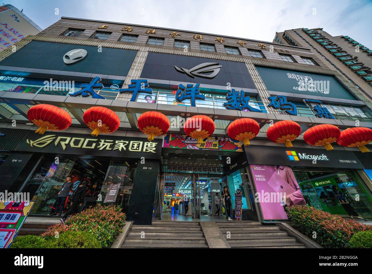 Shanghai, CHINA, 26 DE OCTUBRE: Centro comercial de electrónica en la zona de Xujiahui, famosa por la electrónica de consumo el 26 de octubre de 2019 en Shanghai Foto de stock