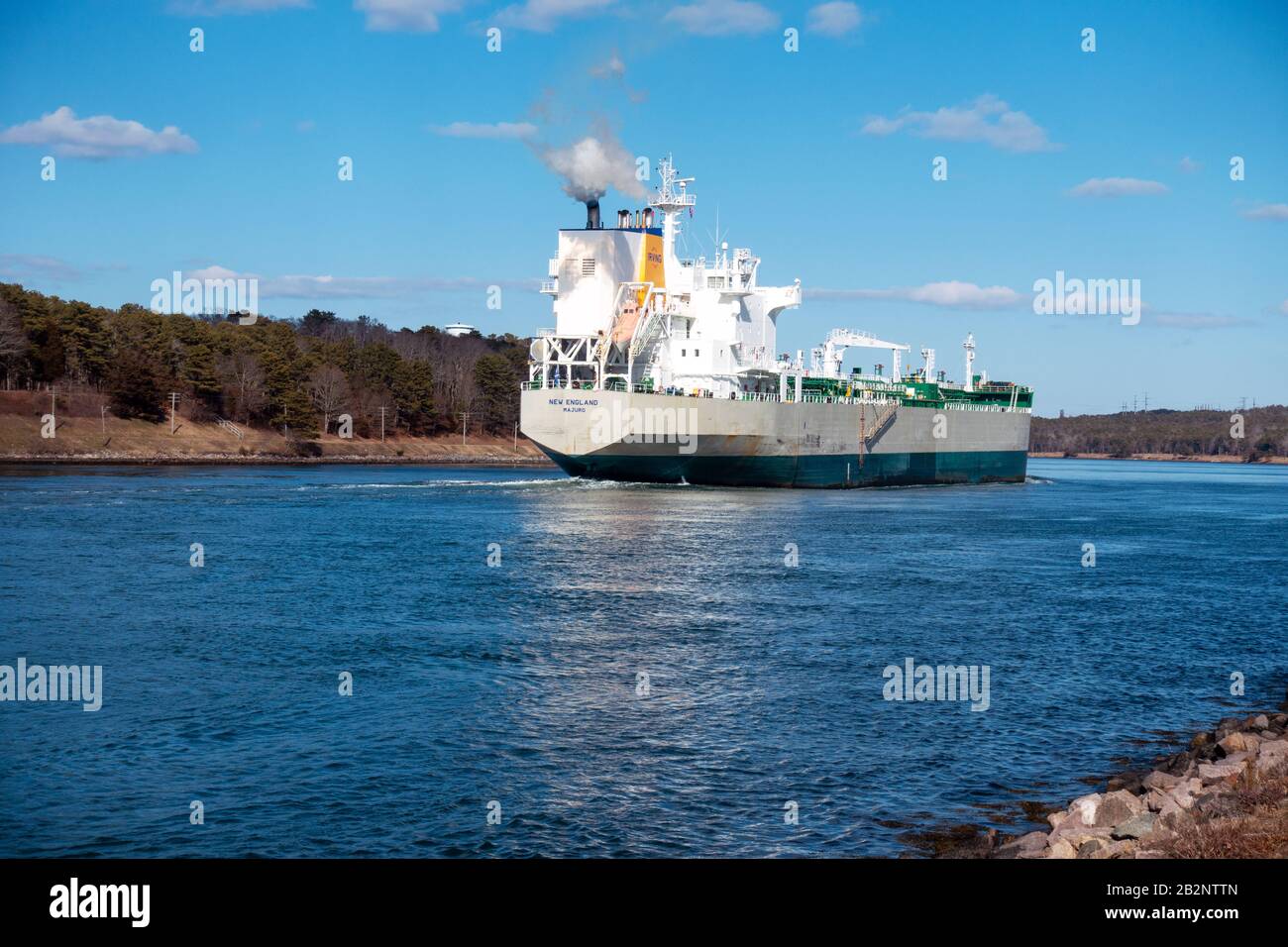 Irving petrolero Majuro, construido en 2005, en el Canal de Cape Cod. El barco tiene 183 metros de largo por 27.39 metros de ancho Foto de stock