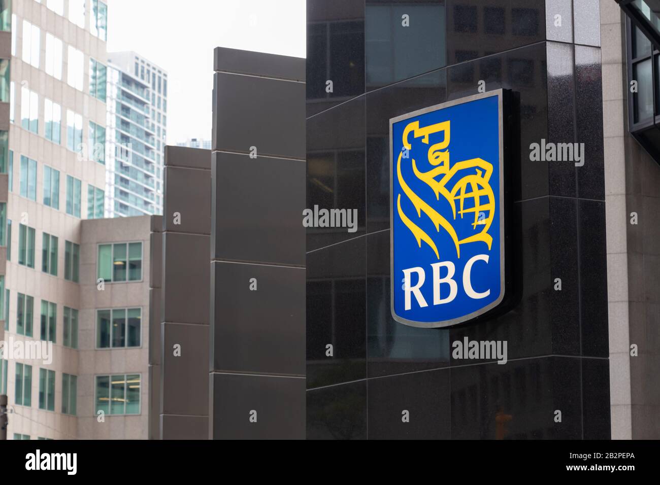 Royal Bank of Canada (RBC) firma en la base de su sede central en el centro de Toronto. Foto de stock