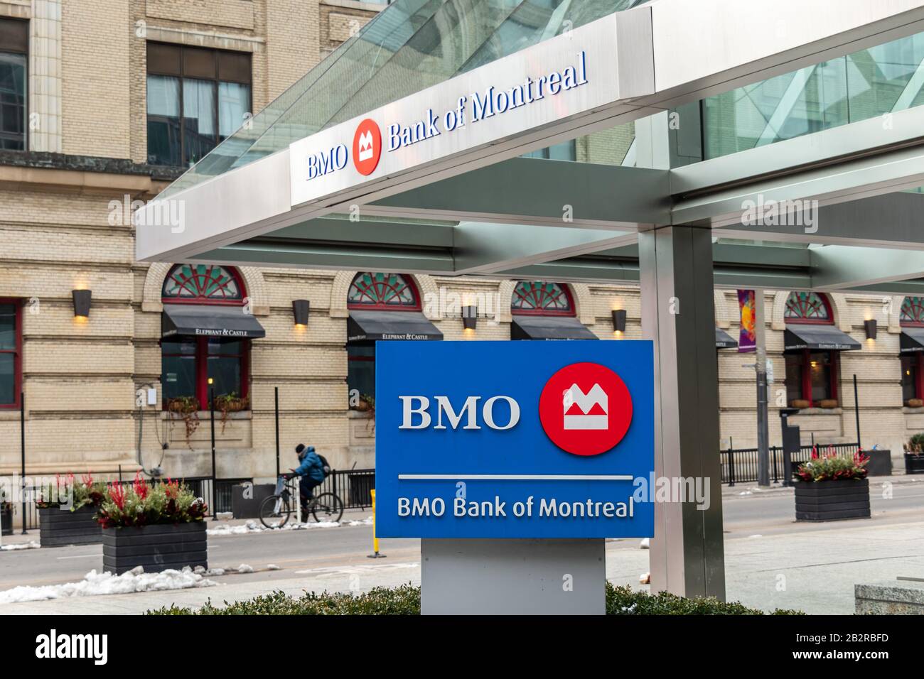 Señalización del BMO Bank of Montreal en la entrada de una sucursal bancaria en el centro de Toronto. Foto de stock