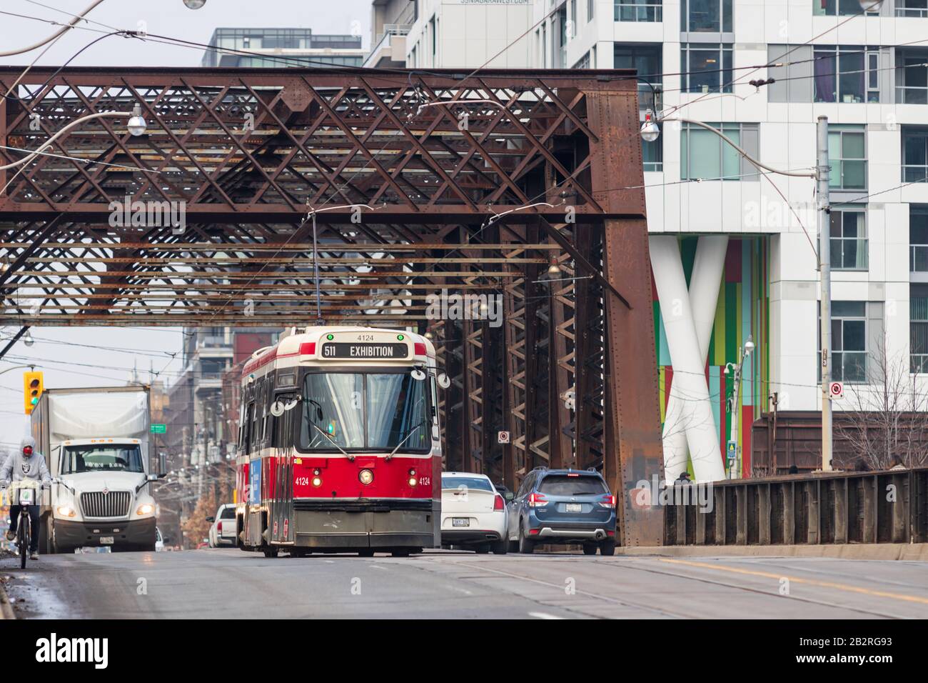 TTC (Toronto Transit Commission) el tranvía CLRV cruza el famoso puente Bathurst en el centro de Toronto. Foto de stock