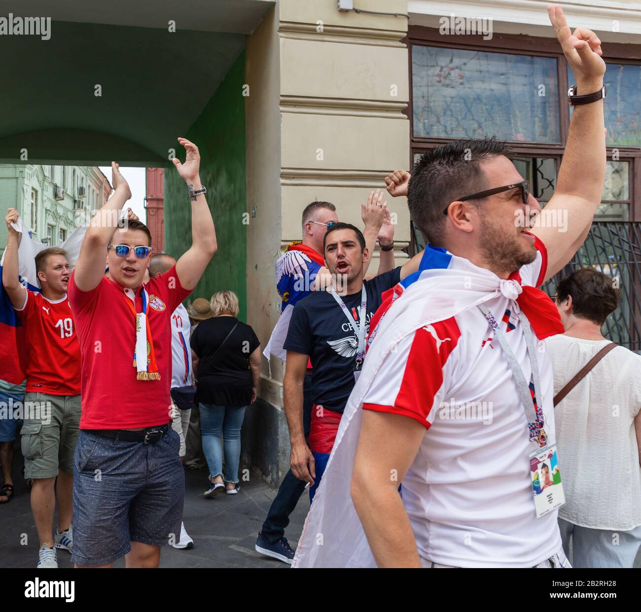 Moscú, RUSIA - 27 de junio de 2018: Aficionados al fútbol en la calle Nikolskaya Foto de stock