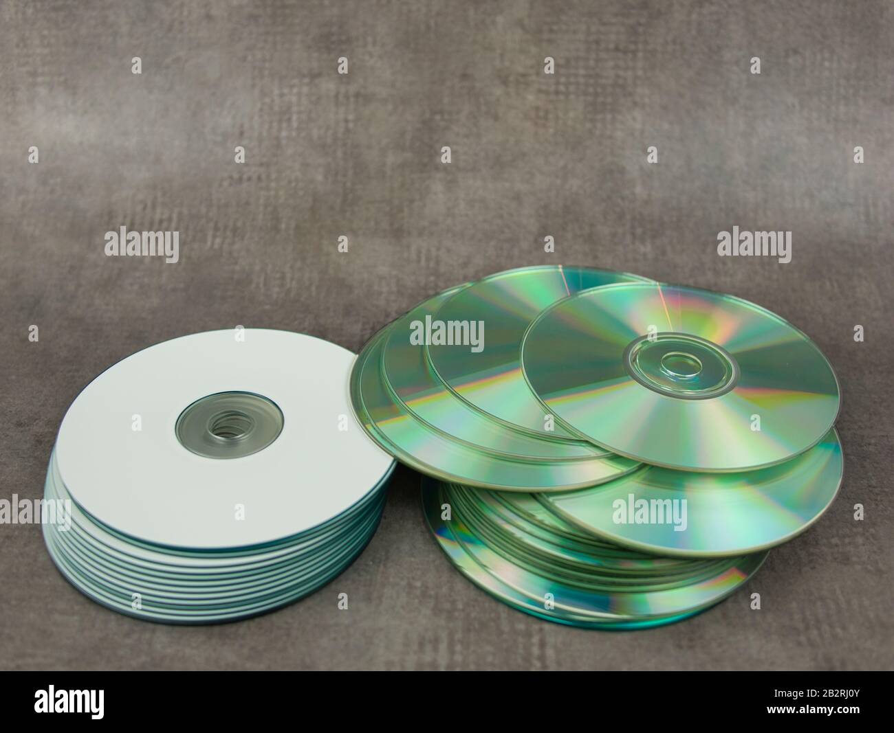 CD en blanco apilado para imprimir con anverso y reverso en blanco Foto de stock