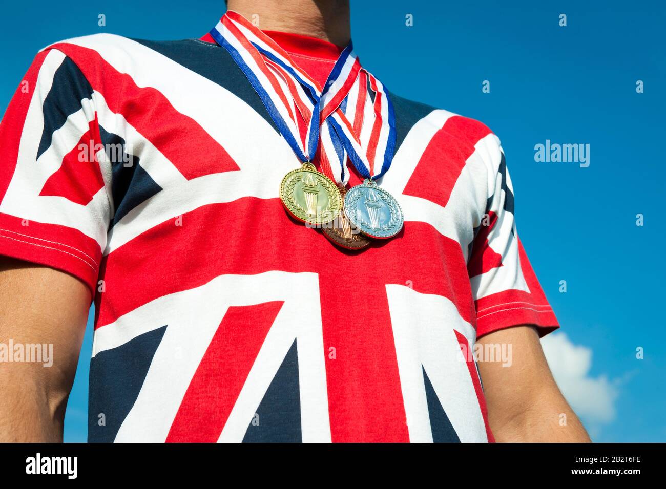Hombre irreconocible con la camiseta bandera británica de Union Jack,  parado al aire libre con medallas de oro, plata y bronce Fotografía de  stock - Alamy